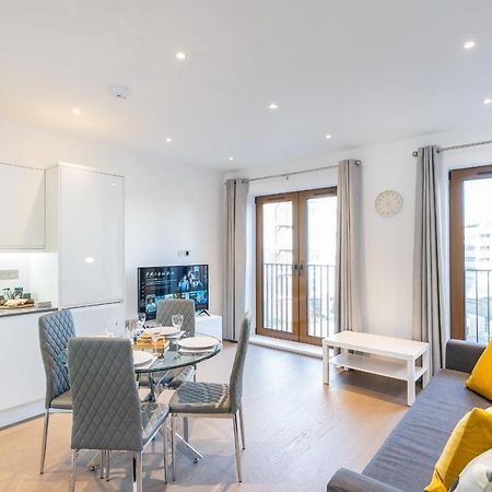 St Albans 2 Bed Luxury City Apartment, 5 Mins Walk To Train & Allocated Parking エクステリア 写真