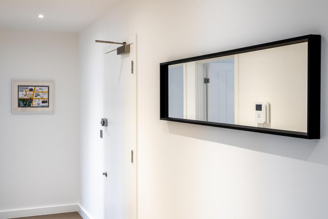 St Albans 2 Bed Luxury City Apartment, 5 Mins Walk To Train & Allocated Parking エクステリア 写真