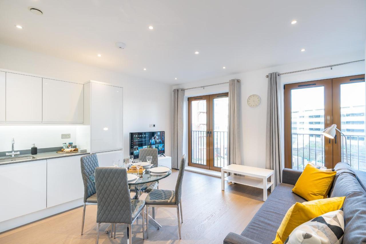 St Albans 2 Bed Luxury City Apartment, 5 Mins Walk To Train & Allocated Parking エクステリア 写真